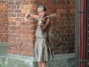 Geige spielendes Mädchen am Rigaer Dom