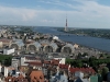 Panorama über Riga mit Blick auf den Fernsehturm an der Daugava von der St. Petrikirche